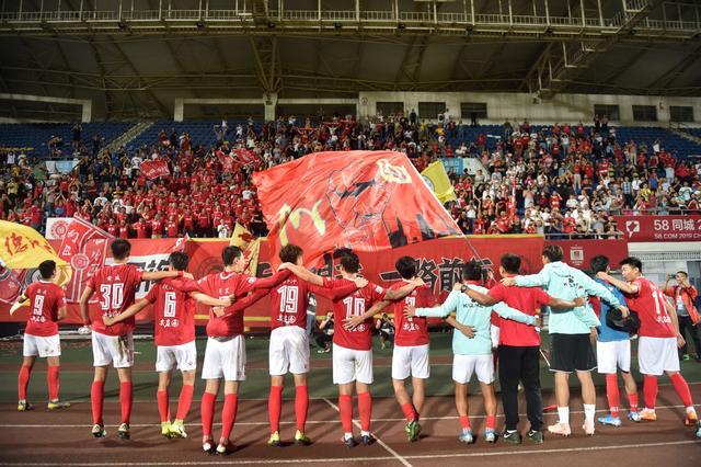 英超最新积分榜：阿森纳6分领跑，切尔西曼城紧追，热刺跌至第9（英超积分榜出炉：阿森纳领先6分，曼城切尔西紧逼，热刺降至第9）