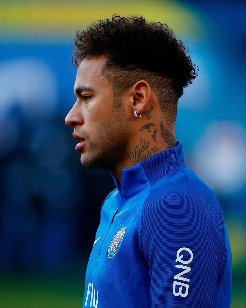 维尼修斯晒观看解放者杯决赛照片，随后庆祝母队弗拉门戈夺冠