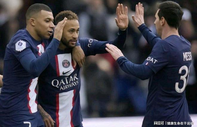 阿诺德受伤影响皇马阵容，巴尔韦德需客串右后卫，球迷呼吁调整阵型。