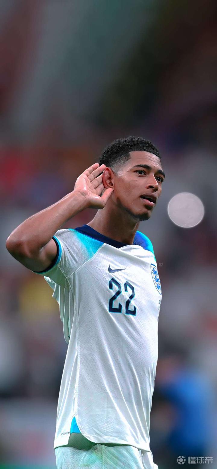 记者：汶马探赛后与海港助教约翰交换队服，两人曾在横滨合作