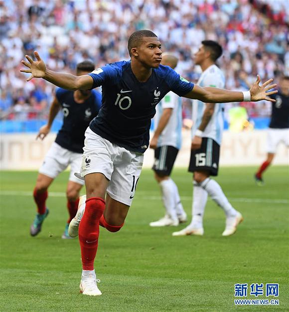 图片报：阿方索·戴维斯今天参与全队合练，预计在年底前回归（图片报：阿方索·戴维斯今日随队合练，预计年底前复出）