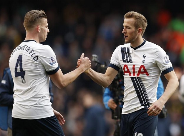 东西部得分王各砍10分，詹姆斯贡献劈扣，两队首节战平