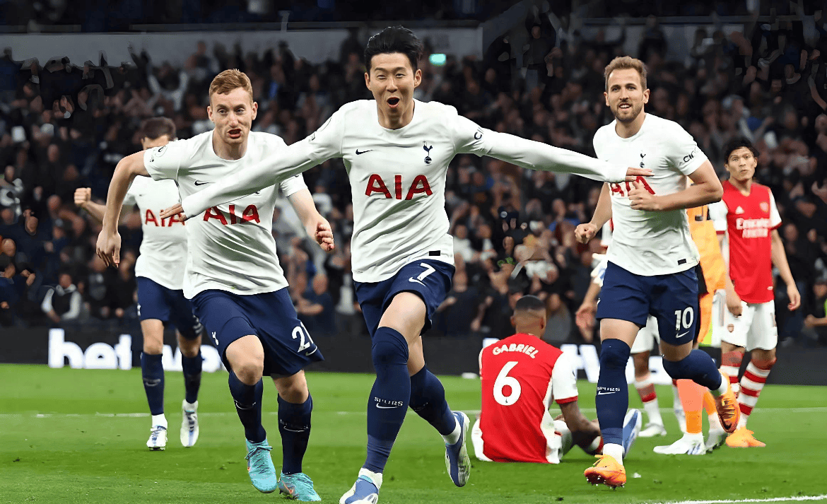 中甲冠军辽宁铁人队在沈阳故宫拍全家福：致敬历史，开启未来