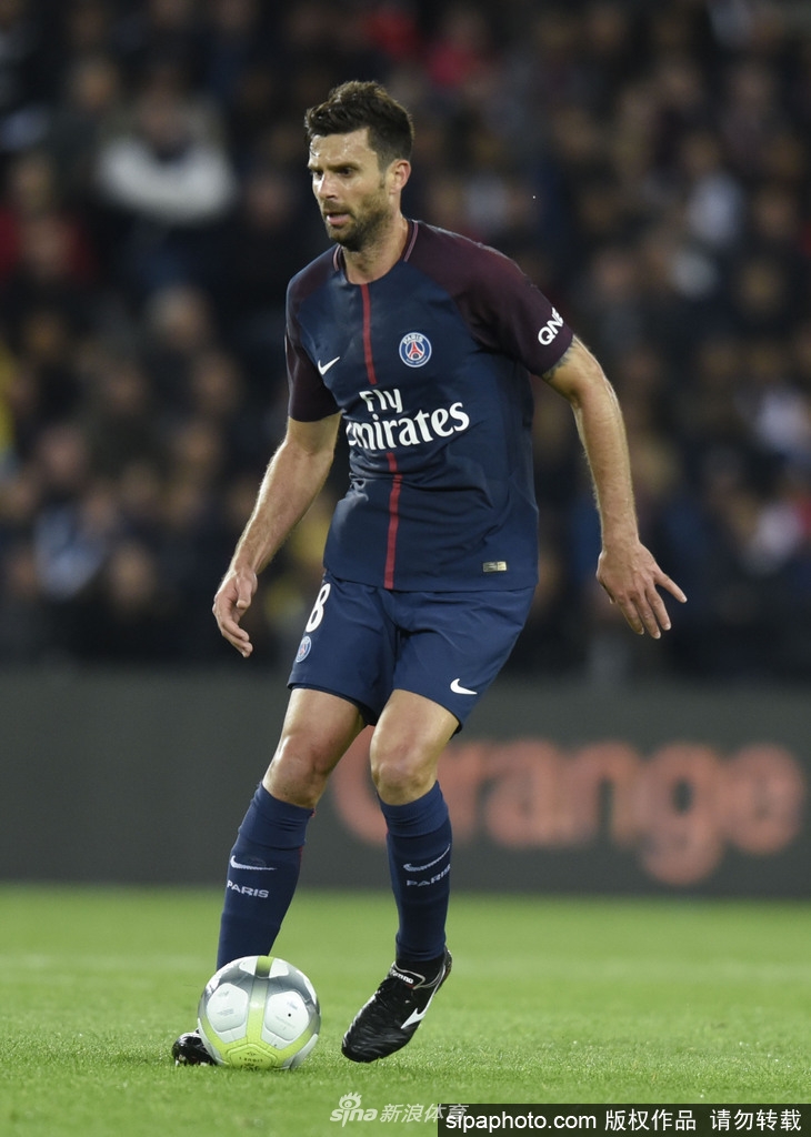 里夫斯：詹姆斯作为最伟大的球员，愿意为了正确选择牺牲自己