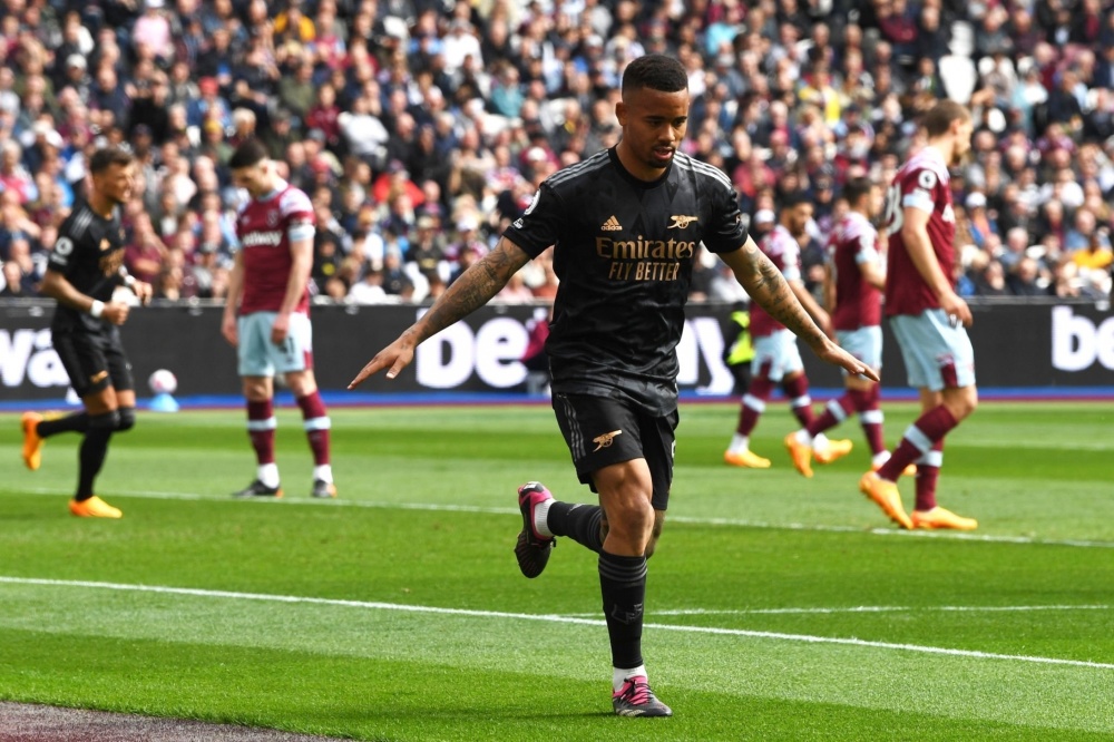 贝尔纳代斯基锁骨手术成功，恢复期约为六周（贝尔纳代斯基锁骨手术顺利完成，预计六周恢复）