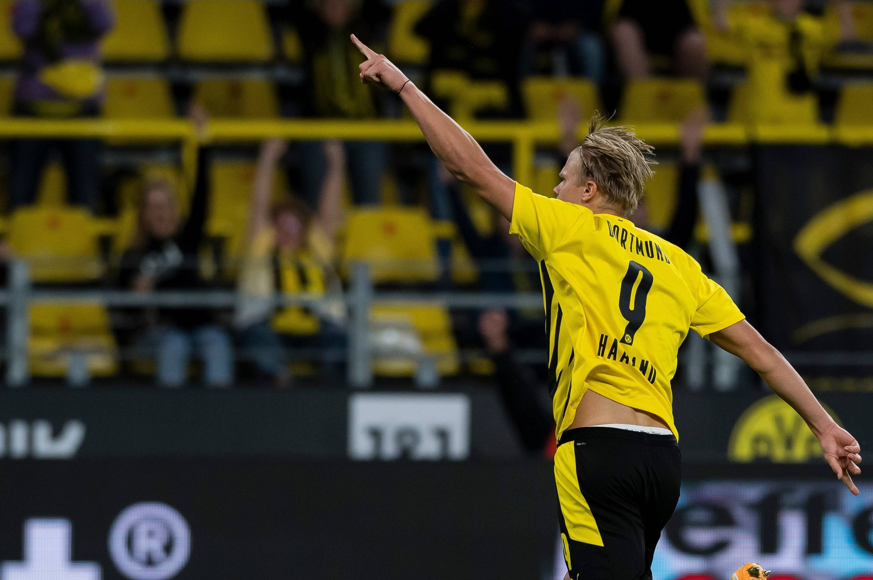 备受关注！74611名球迷现场观战英格兰女足vs中国女足的友谊赛