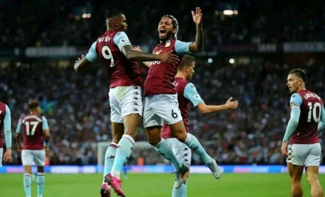 甘超对阿奇姆彭做闭嘴手势，钟义浩扳平比分后做同样手势回击